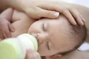 малыш кушает смесь